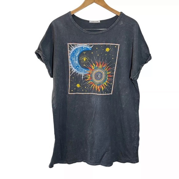 Caution to The Wind Sun Moon Graphic T Shirt Women’s Size Large Boho Hippie Eye - Picture 1 of 4